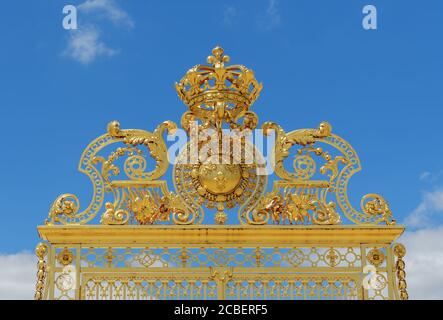 Porta d'oro del Castello di Versailles con cielo blu - Versailles, Francia Foto Stock