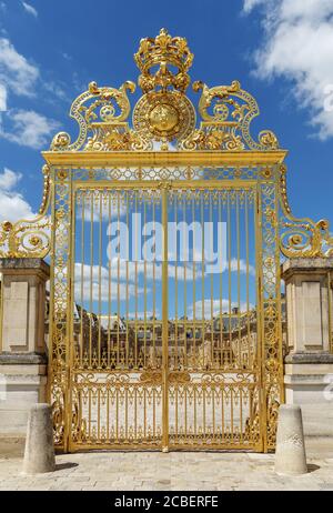 Porta d'oro del Castello di Versailles con cielo blu - Versailles, Francia Foto Stock