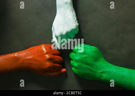 Tre mani sono dipinte con tre colori, zafferano, bianco e verde per rappresentare tricolore bandiera nazionale indiana.15 agosto giorno di indipendenza India. Foto Stock