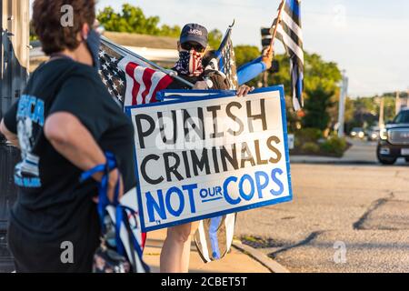 Donna che guarda la macchina fotografica che tiene un segno che legge 'punire Criminali non i nostri cops 'a un rally per sostenere locale Polizia e opporsi ad un nuovo Bill.F. Foto Stock