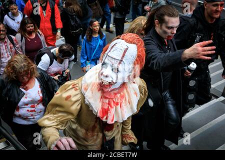 Clown zombie vestito come Pennywise da 'IT'. World Zombie Day cammina con i partecipanti come zombie in costumi e compongono a piedi attraverso Londra, Inghilterra, Regno Unito Foto Stock