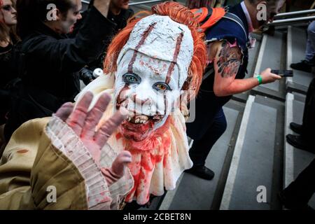 Clown zombie vestito come Pennywise da 'IT'. World Zombie Day Walk partecipanti come zombie in costumi a piedi attraverso Londra, Inghilterra, Regno Unito Foto Stock