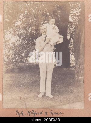 Nancy Mitford da bambina, da un album fotografico della famiglia Mitford Foto Stock