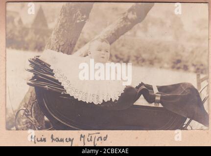 Nancy Mitford da bambina, da un album fotografico della famiglia Mitford Foto Stock
