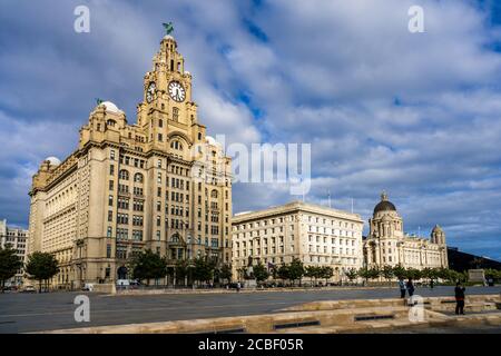 Three Graces Liverpool Skyline - Liverpool Waterfront at Pier Head - Royal Liver Building, il Cunard Building e il Port of Liverpool Building. Foto Stock