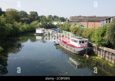 Houseboats on the Grand Union Canal near Brentford Dock, Brentford, Middlesex, UK Foto Stock