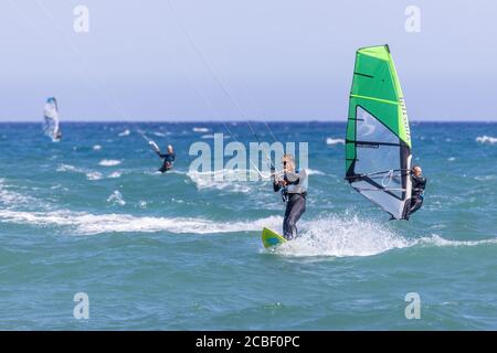 Kite surfisti in una giornata ventosa in Costa Brava di Spagna. 08. 13. 2020 Spagna, città Palamos Foto Stock