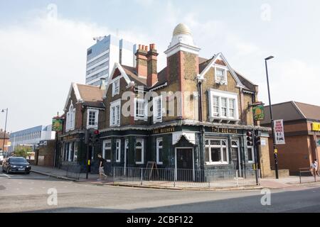 The Beehive Public House, Brentford High Street, Brentford, Londra, Middlesex, REGNO UNITO Foto Stock