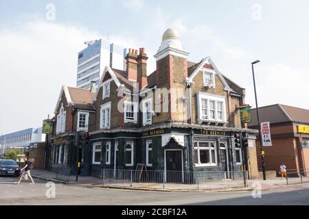 La casa pubblica di Beehive, Brentford High Street, Brentford, Middlesex, Regno Unito Foto Stock