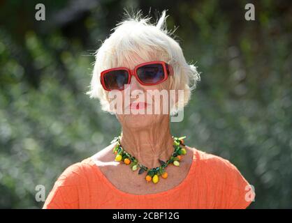 Bautzen, Germania. 12 agosto 2020. Monika Ehrhardt-Lakomy, autore di Dream Magic Tree, si trova all'apertura del primo giardino magico a livello nazionale nel centro diurno DRK Findikus. Insieme al marito Reinhard Lakomy, morto nel 2013, ha creato le storie musicali del 'Dream Magic Tree', sulla base delle quali è stato creato a Bautzen il primo 'Dream Magic Garden', un parco giochi per bambini. Credit: Robert Michael/dpa-zentralbild/dpa/Alamy Live News Foto Stock