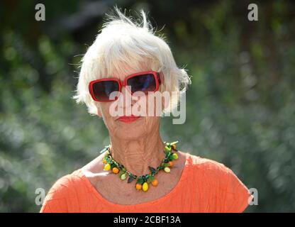 Bautzen, Germania. 12 agosto 2020. Monika Ehrhardt-Lakomy, autore di Dream Magic Tree, si trova all'apertura del primo giardino magico a livello nazionale nel centro diurno DRK Findikus. Insieme al marito Reinhard Lakomy, morto nel 2013, ha creato le storie musicali del 'Dream Magic Tree', sulla base delle quali è stato creato a Bautzen il primo 'Dream Magic Garden', un parco giochi per bambini. Credit: Robert Michael/dpa-zentralbild/dpa/Alamy Live News Foto Stock