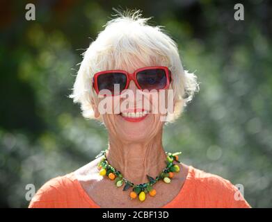 Bautzen, Germania. 12 agosto 2020. Monika Ehrhardt-Lakomy, autore di Dream Magic Tree, si trova all'apertura del primo giardino magico a livello nazionale nel centro diurno DRK Findikus. Insieme al marito Reinhard Lakomy, morto nel 2013, ha creato le storie musicali del 'Dream Magic Tree', sulla base delle quali è stato creato a Bautzen il primo 'Dream Magic Garden', un parco giochi per bambini. Credit: Robert Michael/dpa-zentralbild/dpa/Alamy Live News Foto Stock