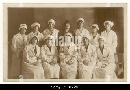 Post WW1 era cartolina di donne operai in fabbrica in uniformi bianche. Ricamato sul lapello e sul cappuccio è A.C.C. L'immagine risale a circa i primi anni '20, nel Regno Unito Foto Stock