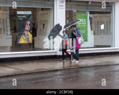 Cambridge, Regno Unito. 13 Agosto 2020. La gente fuori dentro nel tempo bagnato come la pioggia torrenziale e le tempeste di tuono segnalano la fine alla recente ondata di caldo nell'est dell'Inghilterra. Il caldo tempo nel Regno Unito negli ultimi giorni sta arrivando ad un termine come più pioggia e tempeste è previsto nel corso del fine settimana. Credit: Julian Eales/Alamy Live News Foto Stock