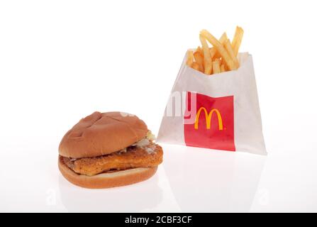 McDonald’s McChicken Chicken Sandwich con patatine fritte o patatine Foto Stock