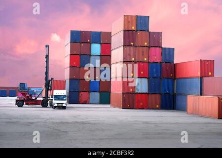 Concetto di logistica e gestione dei container in un porto Foto Stock