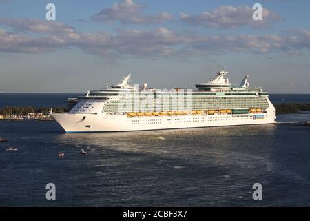 FORT LAUDERDALE, Stati Uniti d'America - 16 FEBBRAIO 2014 : la nave da crociera di lusso della libertà dei mari dei Caraibi reali veleggia via da Port Everglades in Fort Lauderdal Foto Stock