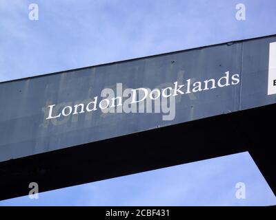 Londra, Inghilterra, Regno Unito – 27 settembre 2009. London Docklands segno commerciale pubblicità a Canary Wharf business quartiere finanziario che è un popolare Foto Stock