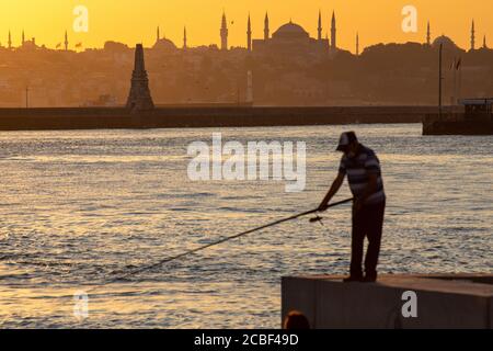 La vista di Hagia Sophia dalla costa di Kadikoy. Hagia Sophia, ufficialmente la Grande Moschea di Hagia Sophia e precedentemente la Chiesa di Hagia Sophia. Foto Stock