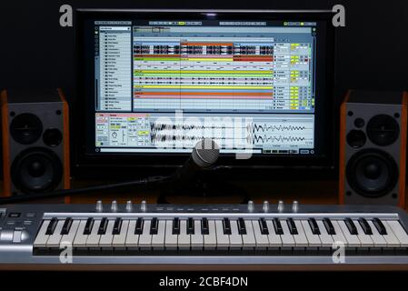 studio di registrazione per la casa. Tastiera su schermo, altoparlanti e microfono. Foto Stock