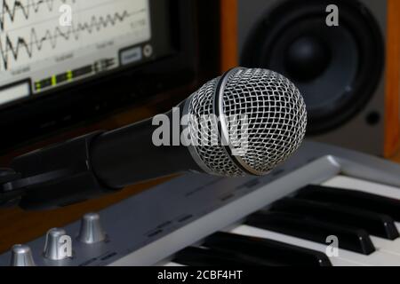 studio di registrazione per la casa. Tastiera su schermo, altoparlanti e microfono. Foto Stock