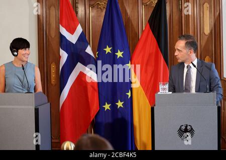 Berlino, Germania. 13 Agosto 2020. Heiko Maas (r), ministro degli Affari esteri tedesco, e il suo omologo norvegese Ine Marie Eriksen Soreide tengono una conferenza stampa congiunta in relazione alla pandemia del coronavirus nella guest house del ministero degli Affari Esteri di Villa Borsig. Credit: Fabrizio Bensch/Reuters Pool/dpa/Alamy Live News Foto Stock