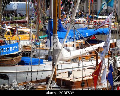 Londra, Inghilterra, Regno Unito – 12 settembre 2010. Barche classiche d'epoca che prendono parte al festival Thames Revival celebrando i giorni d'oro della vela a S. Foto Stock