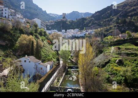 La città vecchia di Cazorla e la sua torre di protezione di la Yedra ha uno sfondo di montagne innevate e si affaccia sulla fertile valle del fiume Cerezuelo sottostante. Foto Stock