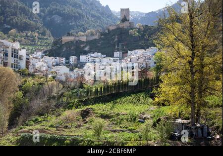 Il Castillo de la Yedra si affaccia sulla città di Cazorla, in Spagna, con le sue case bianche e lo sfondo montuoso. Foto Stock