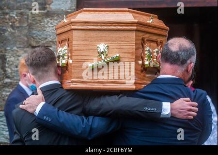 Goleen, West Cork, Irlanda. 13 Agosto 2020. I funerali di ex fine Gael TD Paddy Sheehan si svolsero oggi presso la Chiesa di nostra Signora, Stella del Mare e San Patrizio a Goleen, West Cork. La bara viene portata nella chiesa per il servizio funebre. Credit: AG News/Alamy Live News Foto Stock