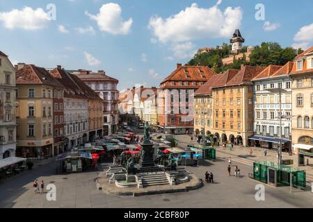 Graz, Austria : 10 agosto 2020 : vista dal municipio alla piazza principale graz chiamato Grazer hauptplatz con la collina di schlossberg e la torre dell'orologio Foto Stock