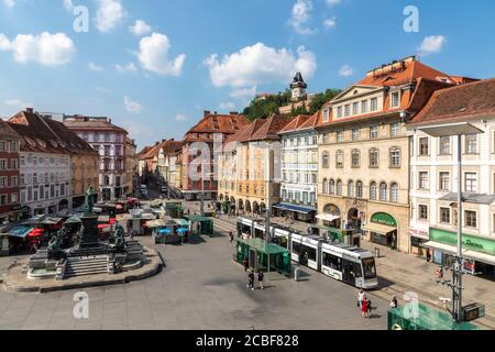 Graz, Austria : 10 agosto 2020 : vista dal municipio alla piazza principale graz chiamato Grazer hauptplatz con la collina di schlossberg e la torre dell'orologio Foto Stock