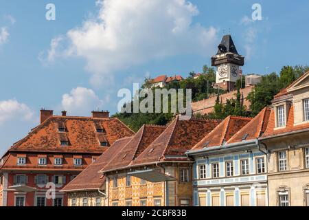 Graz, Austria : 10 agosto 2020 : vista dal municipio alla piazza principale graz chiamato Grazer hauptplatz con la collina di schlossberg e la torre dell'orologio Foto Stock