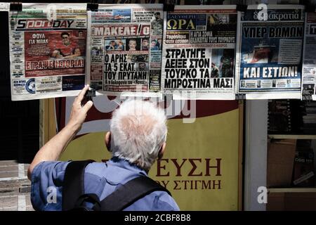 Grecia, Atene, 11 2020 agosto - la lettura delle notizie presso un chiosco stampa nel centro di Atene, in una giornata di forte tensione tra Grecia e Turchia, Foto Stock