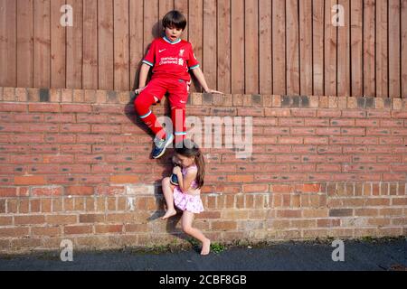 Rivalità tra un ragazzo caucasico di 9 anni e la sua sorella di 4 anni, Lancashire, Inghilterra, Regno Unito Foto Stock