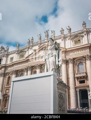 Città del Vaticano - Statua di San Paolo di fronte alla Basilica di San Pietro in Piazza San Pietro. Basilica Papale di San Pietro in Vaticano. Foto Stock