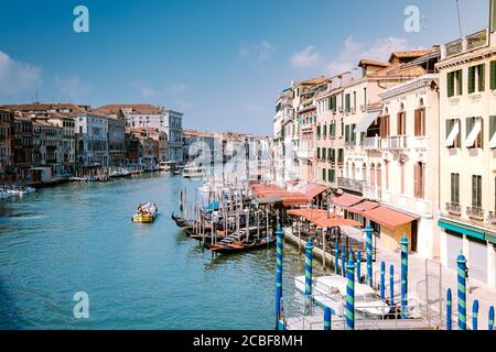 Venezia Italia Luglio 2020, gondoliere veneziano che punisce la gondola attraverso il grande canale di Venezia, Italia. La gondola è un tradizionale veneziano a fondo piatto Foto Stock