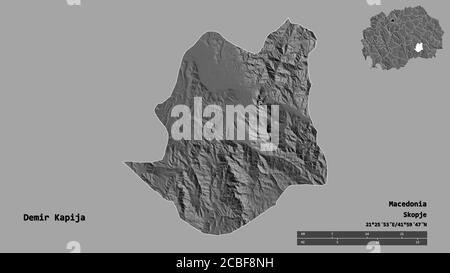 Forma di Demir Kapija, comune di Macedonia, con la sua capitale isolata su solido sfondo. Scala della distanza, anteprima della regione ed etichette. Bilevel Foto Stock