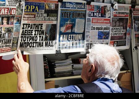 Grecia, Atene, 11 2020 agosto - la lettura delle notizie presso un chiosco stampa nel centro di Atene, in una giornata di forte tensione tra Grecia e Turchia, Foto Stock