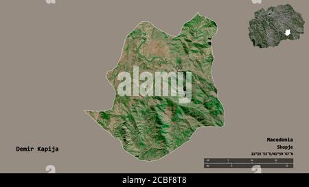 Forma di Demir Kapija, comune di Macedonia, con la sua capitale isolata su solido sfondo. Scala della distanza, anteprima della regione ed etichette. Satellite Foto Stock