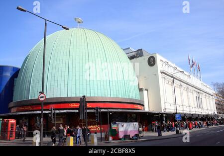 Londra, Regno Unito, 12 marzo 2011 : turisti che si accodano fuori Madame Tussauds per le mostre presso le cere e il planetario che è un popolare Foto Stock