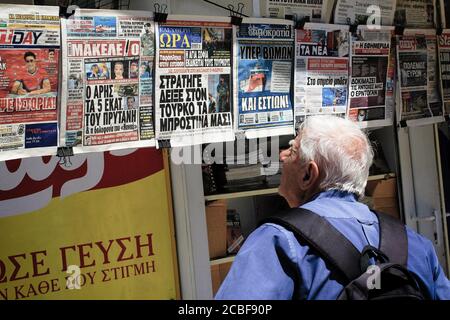 Grecia, Atene, 11 2020 agosto - la lettura delle notizie presso un chiosco stampa nel centro di Atene, in una giornata di forte tensione tra Grecia e Turchia, Foto Stock