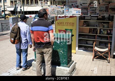 Grecia, Atene, 11 2020 agosto - la lettura delle notizie presso un chiosco stampa nel centro di Atene, in una giornata di forte tensione tra Grecia e Turchia, Foto Stock