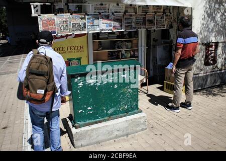 Grecia, Atene, 11 2020 agosto - la lettura delle notizie presso un chiosco stampa nel centro di Atene, in una giornata di forte tensione tra Grecia e Turchia, Foto Stock