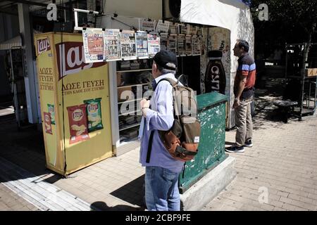 Grecia, Atene, 11 2020 agosto - la lettura delle notizie presso un chiosco stampa nel centro di Atene, in una giornata di forte tensione tra Grecia e Turchia, Foto Stock