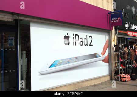 Londra, Regno Unito, 2 aprile 2011 : un negozio Currys PC World che pubblicizza l'iPad 2 nella sua finestra Foto Stock