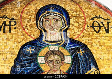 Grecia, Atene, 11 2020 agosto - Mosaico che mostra la Vergine Maria con Gesù Cristo all'interno di una chiesa cristiana ortodossa. Foto Stock