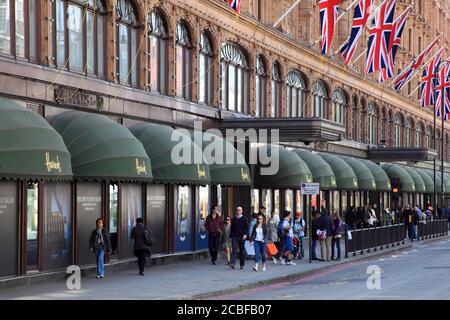 Londra, Regno Unito, 1 maggio 2011 : esterno del grande magazzino Harrods nel Brompton Road Knightsbridge che è una destinazione di viaggio popolare a. Foto Stock