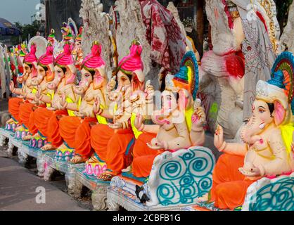 Statue appena fatte di dio Ganesha da artisti locali a bordo strada Utilizzando Plaster of peris per la preparazione dell'occasione religiosa Di ganesh Chaturthi Foto Stock