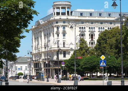 Varsavia Polonia il lussuoso Hotek Bristol si trova sulla UL Krakowskie Przedmiescie la strada reale estate 2020 Foto Stock